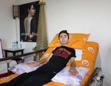 Ağzıyla kullandığı dokunmatik kalemle çektiği videolarla fenomen oldu