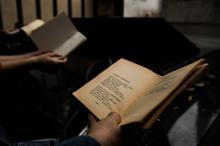 Orhan Veli'nin ölüm yıl dönümünde şiirlerini okuyarak usta şairin mezarına yürüdüler