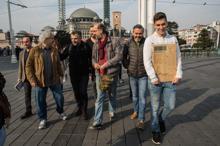 Orhan Veli'nin ölüm yıl dönümünde şiirlerini okuyarak usta şairin mezarına yürüdüler