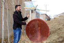 Çanak anten ve metal siniden baz istasyonu yaptı