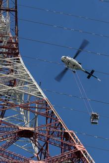 İstanbul Boğazı'nın üstünde kesintisiz elektrik için ölüme meydan okuyorlar