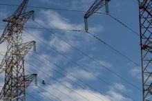 İstanbul Boğazı'nın üstünde kesintisiz elektrik için ölüme meydan okuyorlar