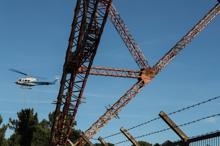 İstanbul Boğazı'nın üstünde kesintisiz elektrik için ölüme meydan okuyorlar