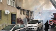 Fatih'te metruk bina alev alev yandı
