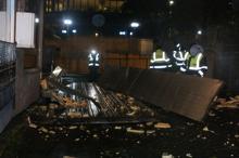 İstanbul'da fırtına hakim! Çatılar uçtu, ağaçlar devrildi