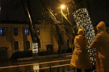 İstanbul'da fırtına hakim! Çatılar uçtu, ağaçlar devrildi