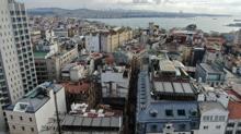 Beyoğlu'nda bina çöktü!