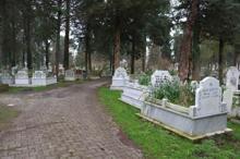 Kabristanda yönleri farklı mezarlar şaşırtıyor