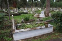 Kabristanda yönleri farklı mezarlar şaşırtıyor