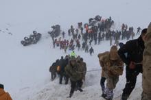 Van’da kurtarma ekiplerinin üzerine çığ düştü...