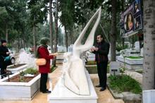 Özgecan Aslan, ölümünün 5'inci yılında mezarı başında anıldı