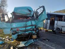 Bergama'da servis aracı ile kamyon çarpıştı: 4 ölü, 8 yaralı