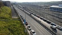 Otopark yetmiyor... Halkalı Marmaray İstasyonu çevresine park eden yüzlerce araç havadan fotoğraflandı