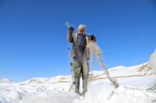 Donan baraj gölünde Eskimo usulü balık avlıyorlar