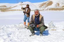 Donan baraj gölünde Eskimo usulü balık avlıyorlar