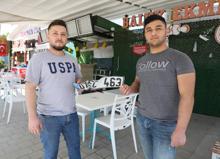 Köpeğe çarpmamak için manevra yaptı, otomobil iş yerine girdi