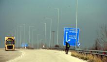 Sınırı geçen göçmenler, Yunanistan'ın iç kesimlerine ilerliyor