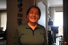 Salgın nedeniyle dışarı çıkamayan yaşlı komşuları yerine alışveriş yapıyor