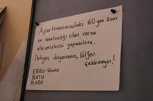 Salgın nedeniyle dışarı çıkamayan yaşlı komşuları yerine alışveriş yapıyor