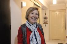 Salgın nedeniyle dışarı çıkamayan yaşlı komşuları yerine alışveriş yapıyor