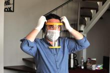 Sağlıkçıların koronavirüsten korunması için 'siper maske' yaptı