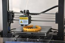 Sağlıkçıların koronavirüsten korunması için 'siper maske' yaptı