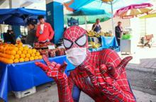 Maske dağıtan 'Örümcek Adam'