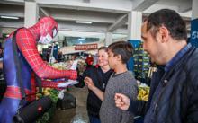 Maske dağıtan 'Örümcek Adam'