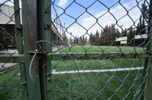 Halı sahalar kapalı ancak çocuklar tel örgüler arasından girip futbol oynuyor