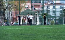 Halı sahalar kapalı ancak çocuklar tel örgüler arasından girip futbol oynuyor