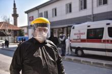 Acil servis çalışanlarının koronavirüs nöbeti hastane içinde fotoğraflandı