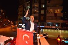 Türkiye tek yürek oldu! İstiklal Marşı'nı balkonlardan okudu