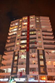 Türkiye tek yürek oldu! İstiklal Marşı'nı balkonlardan okudu