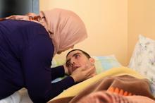 Yatalak oğlunun gözlerini yara bandıyla kapatıyor