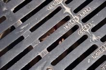 Film gibi; uyuşturucu için karantina bölgesine kanalizasyondan girmek isterken mahsur kaldı