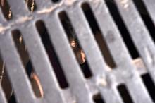 Film gibi; uyuşturucu için karantina bölgesine kanalizasyondan girmek isterken mahsur kaldı