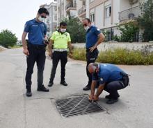 Film gibi; uyuşturucu için karantina bölgesine kanalizasyondan girmek isterken mahsur kaldı