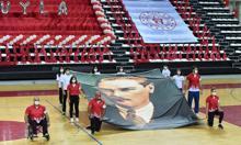 Milli sporcular 19.19'da Türk bayrağı açtı