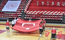 Milli sporcular 19.19'da Türk bayrağı açtı