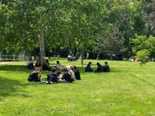 Gençler dışarı çıktı; sosyal mesafeye uymadılar