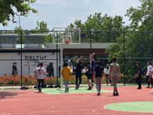 Gençler dışarı çıktı; sosyal mesafeye uymadılar