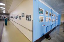 Covid-19 ile mücadeleyi anlatan fotoğraflar, hastane duvarlarında