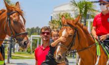 Konyaaltı Sahili'nde atlı polisler ilgi odağı oldu
