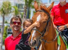 Konyaaltı Sahili'nde atlı polisler ilgi odağı oldu