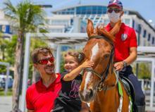 Konyaaltı Sahili'nde atlı polisler ilgi odağı oldu