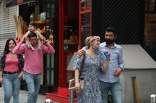 Yer: Taksim... Sosyal mesafe ve maske yine önemsenmedi