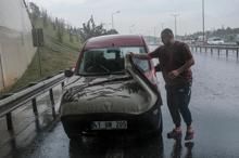 Kartal'da şiddetli yağış etkili oldu; araç sürücüleri üst geçit altlarına böyle sığındı