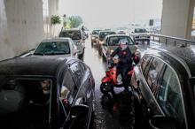 Kartal'da şiddetli yağış etkili oldu; araç sürücüleri üst geçit altlarına böyle sığındı