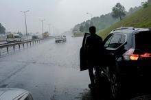 Kartal'da şiddetli yağış etkili oldu; araç sürücüleri üst geçit altlarına böyle sığındı