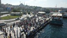 Eminönü'nde korkutan görüntü; sosyal mesafe hiçe sayıldı